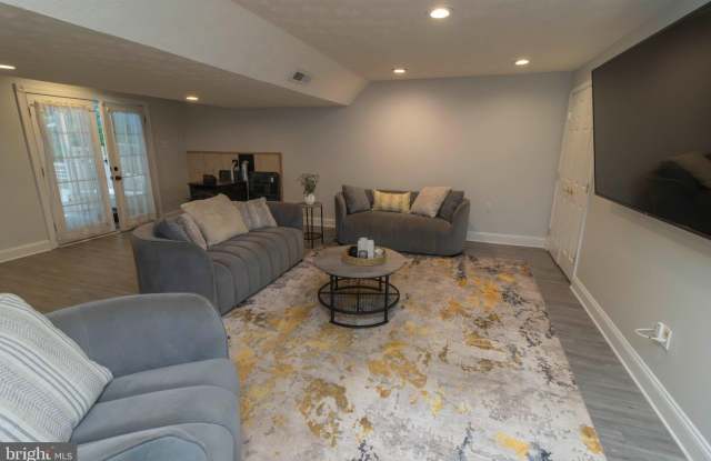 2428 PIMPERNEL Drive Gallery 4
