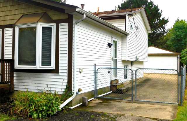Spacious 3-Bedroom Tri-Level Home with Private Elizabeth Lake Access! Gallery 3