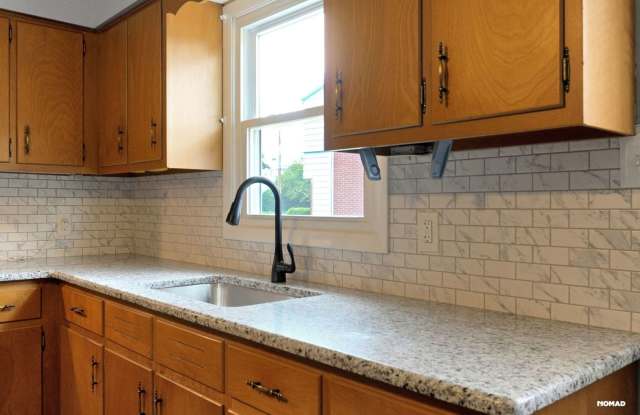 Charming Renovated 2 Bedroom Home in an Upscale area in Hudson, PA Gallery 4