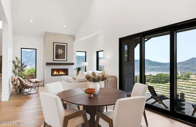1285 E Lasso Trail Gallery 1