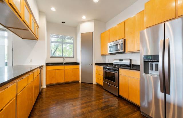 UT PRE LEASE: 2006 Constructed 6 bed / 3 bath walking distance to UT, 2 Decks, Hot Tub, Custom Kitchen, Wood Floors - 3103 Tom Green Street, Austin, TX 78705