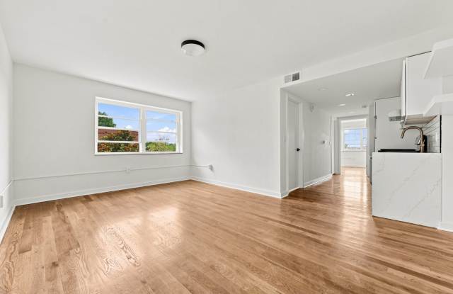 Fully Renovated 2BR in Shadyside - 2 Blocks to Walnut Street Gallery 4