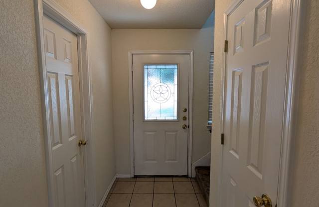 2/2.5/1 / Easy access to I35 / Large Fenced in Backyard with Covered Patio / Fridge Included / CISD *2 weeks free rent* Gallery 4