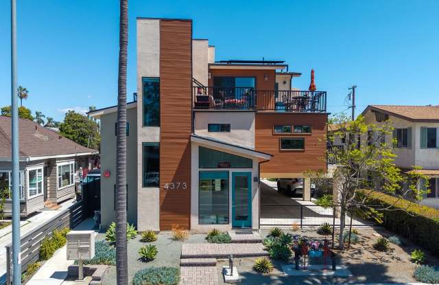 Beautiful 3 bed 2.5 baths "fully furnished" townhouse in the charming neighborhood of University Heights. photos photos