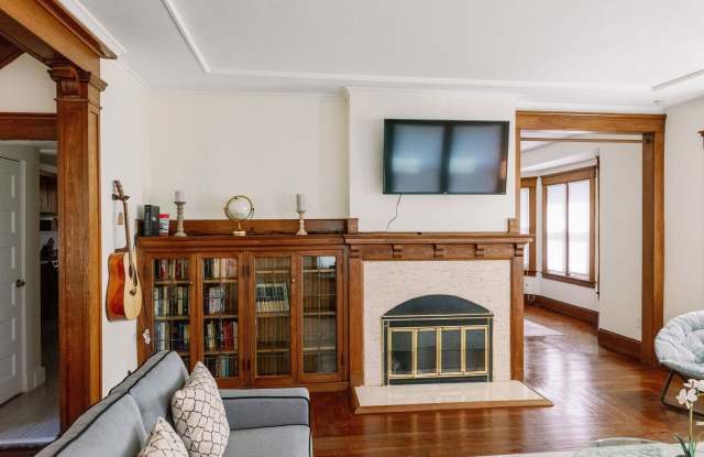 Huge 5 Bedroom House 5 minutes away from Yale! Gallery 3