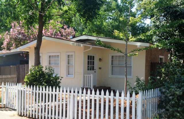 Adorable 2 Bedroom House! Gallery 3