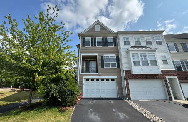 Luxurious 3 Bed 2.5 Bath End-Unit Townhome With Yard In Beautiful Pimmit Property photos photos
