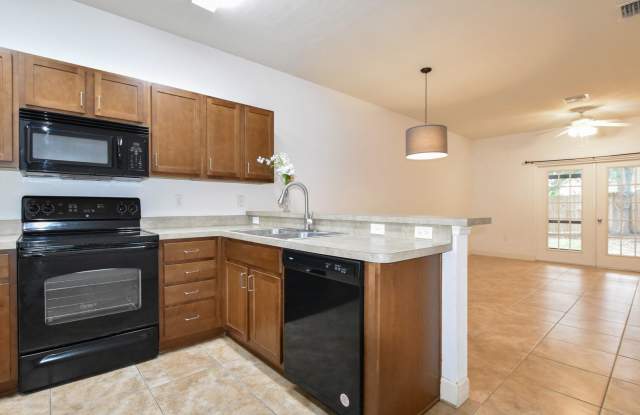 Wood's Edge South Townhouse – 2BR/2BA with Over 1,000 Sq. Ft. | Pet Friendly  Prime Location! photos photos