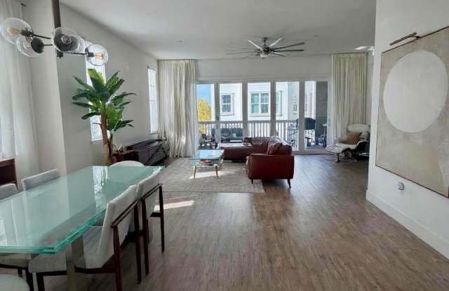 Luxury 4BR Home w/ Dual Side Yards, Putting Green  Master Suite photos photos