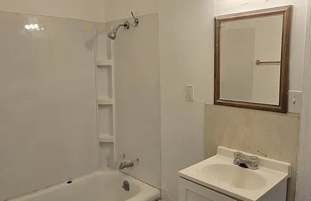 2 bed 1 bath 2 car garage Gallery 3