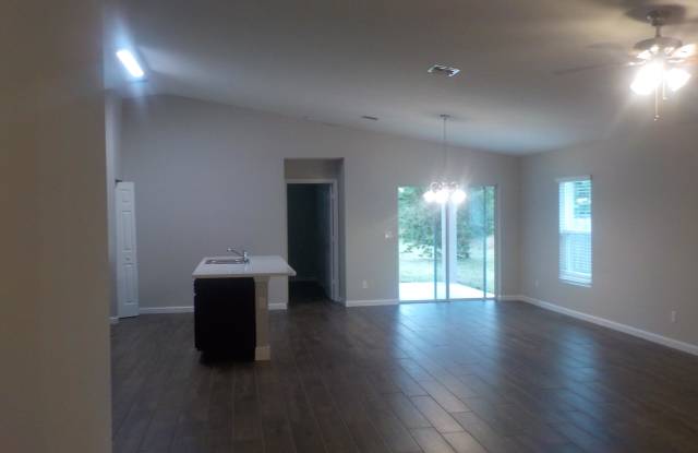 418 SW Fields Avenue Gallery 3