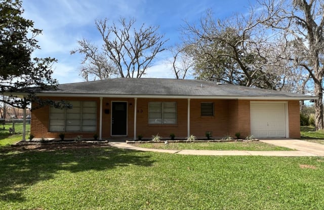 313 Oak Dr. - 313 Oak Drive, Lake Jackson, TX 77566
