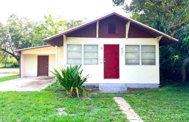 FIRST MONTH'S RENT FREE! HUGE 3/1 DOWNTOWN FT. MYERS BIG YARD! Gallery 3