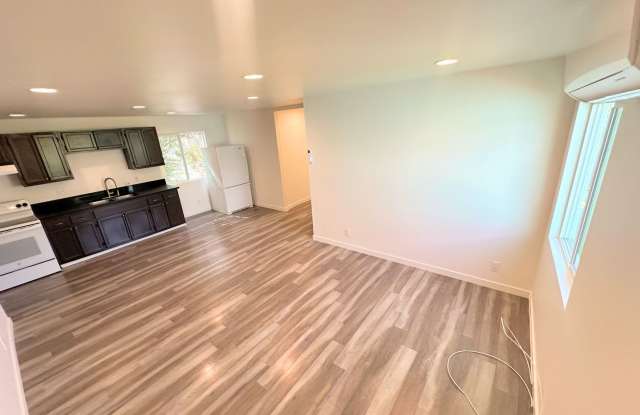 Nicely Updated 3bd/1ba. Move in ready + Washer/Dryer hook ups :) Gallery 1