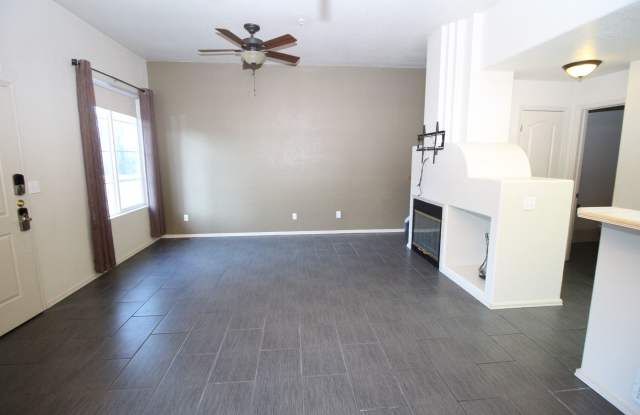 Beautiful 2bdrm 3 bath 2 car garage townhome photos photos