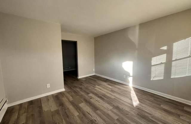 308 Wrexham Avenue unit: 4 photos photos
