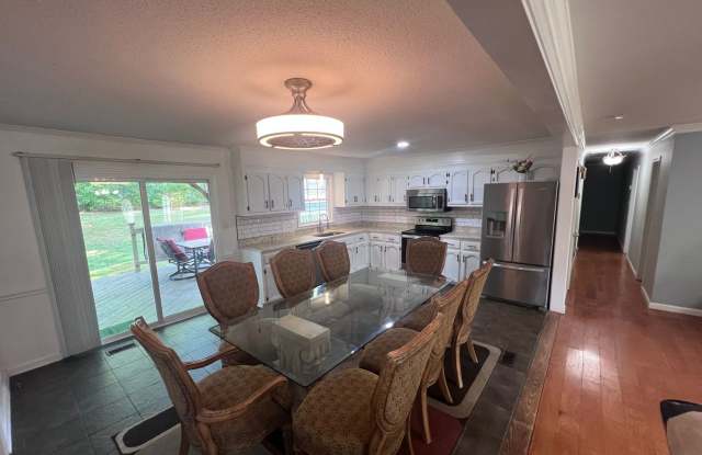 Room in 4 Bedroom Home at Shady Oak Trl photos photos