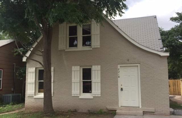 PRE-LEASING Great COLLEGE PROPERTY FOR AUGUST 1ST! Walking Distance to Texas Tech  LCU, 4 or 5 bedrooms/ 2 baths - 2218 20th Street, Lubbock, TX 79411