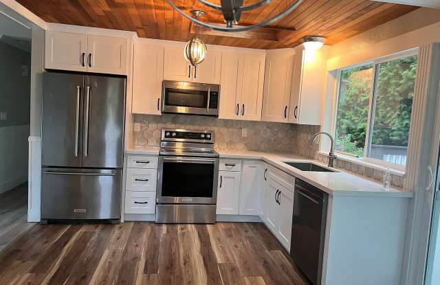 Beautiful 4-Bedroom Home in Bothell in Great Location! Gallery 3
