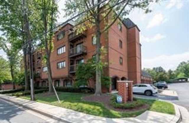 Very well maintained and extra large 3BR 2BA condo moments to Marc Train in Downtown Gaithersburg photos photos
