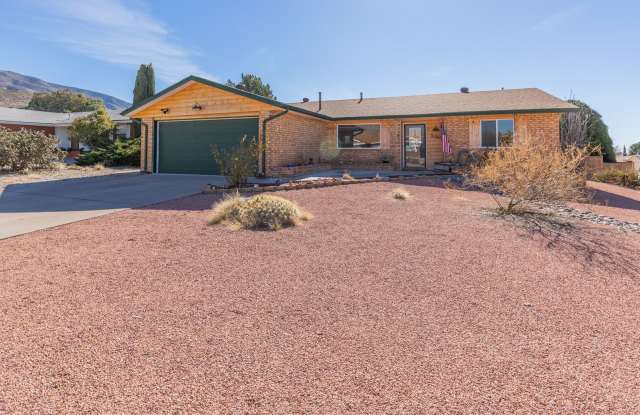 Beautiful 3 Bed 2 Bath - Gorgeous Views  Fenced in Backyard! - 3100 Shawnee Trail, Alamogordo, NM 88310