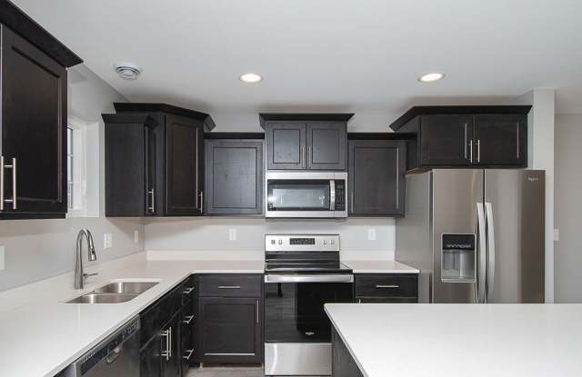 Luxury Living in a Private Community - including Lawncare and Snow Removal! Gallery 3