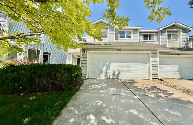 3 Bedroom 2.5 Bath Townhouse w/ 2-Car Garage! Gallery 2