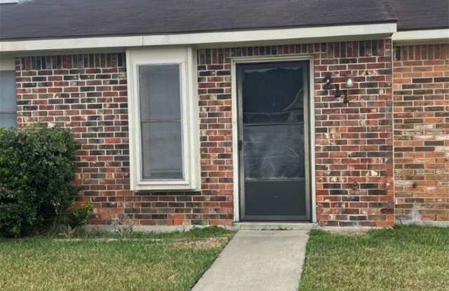 211 Versailles Street - 211 Versailles Street, Victoria, TX 77904