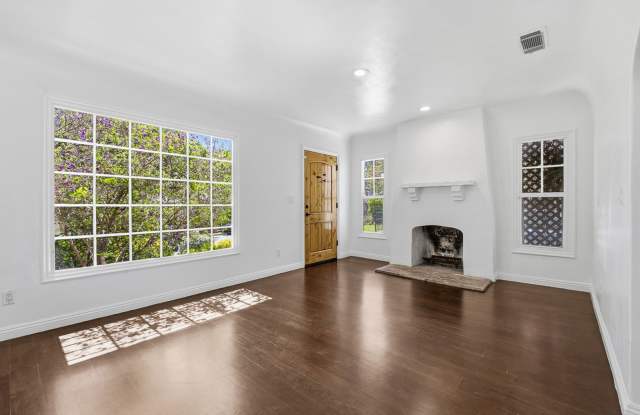 Bright & Beautiful Altadena Home with Private Yard & Bonus Unit Gallery 4