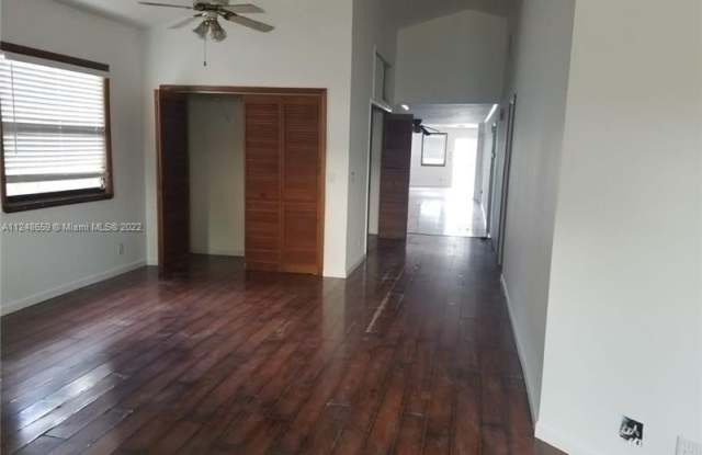 1738 N 16th Ct Gallery 4