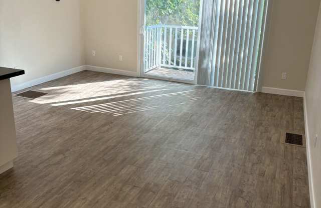 Beautiful 2Br/1Ba Condo by the Beach - Move-In Special: $500 credit applied to first month's rent Gallery 4