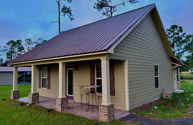 Charming Cottage with Fishing Pond Gallery 1