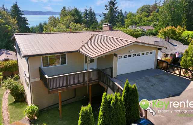 Versatile 5 Bedroom Retreat with Office and Outdoor Living in Burien photos photos