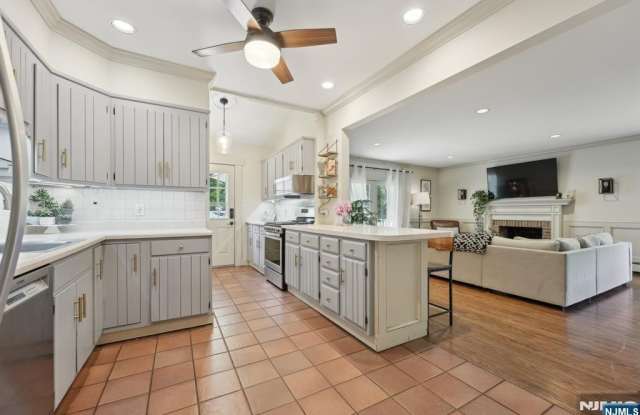 211 Pinelynn Road Gallery 4