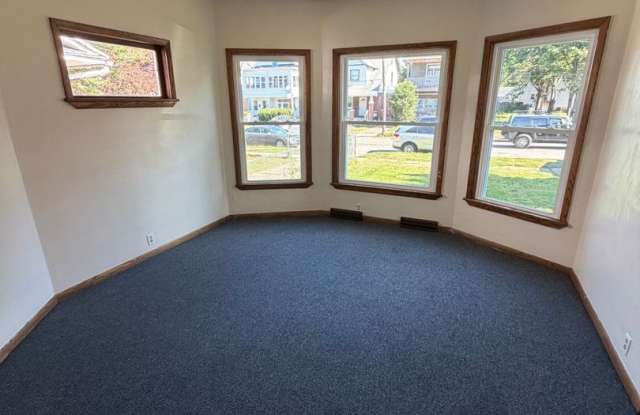 Large remodeled 3 Bedroom house Gallery 4