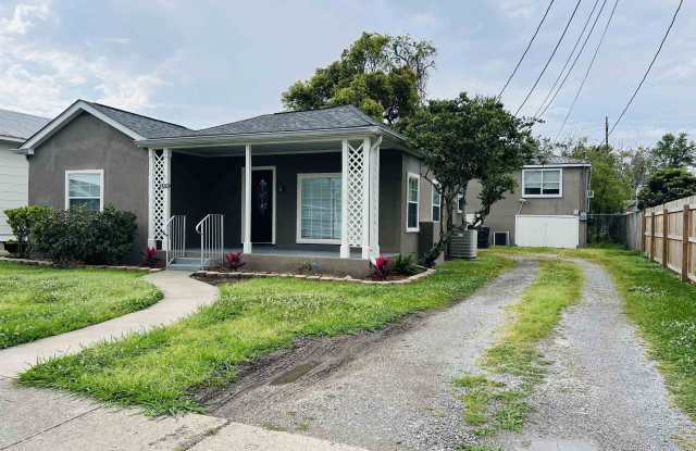 1118-1/2 Academy St photos photos