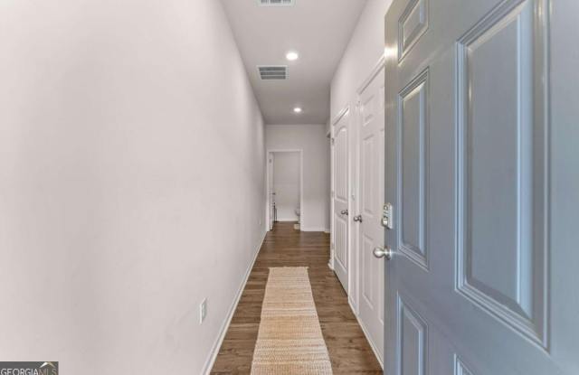 300 Stoneybrook Court Gallery 4