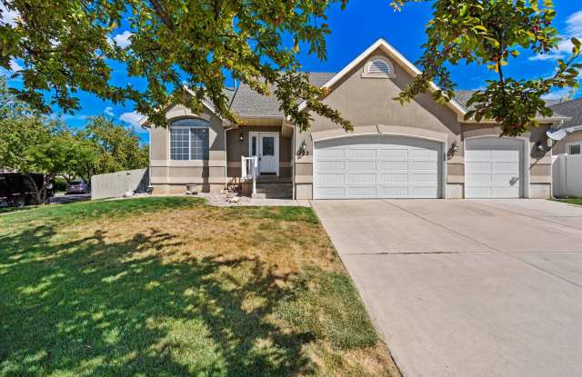 Spacious 4 Bedroom 3 Bathroom Layton Home photos photos