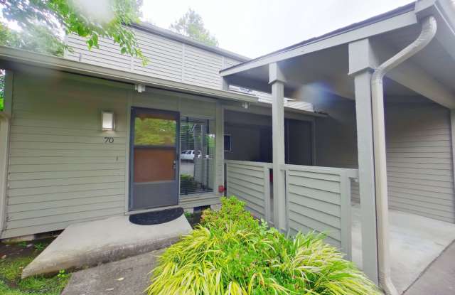 2 Bedroom Condo in Fantastic Location! - 70 Fairway Loop, Eugene, OR 97401