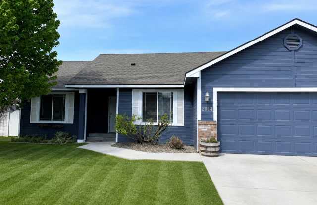 Private Backyard, Covered Patio & Room To Settle In! Gallery 1