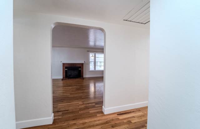 3+ bedroom 2 bath with POOL!!!! Gallery 4