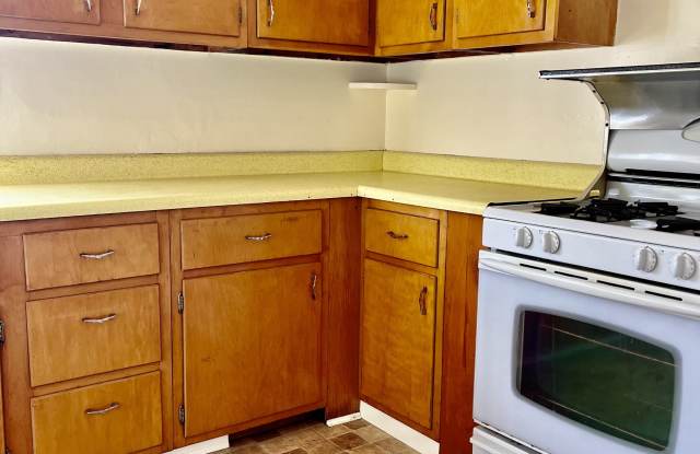 121 1/2 W Spruce St photos photos