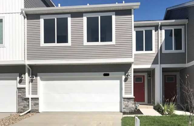 879 NE Traverse Dr - 879 Northeast Traverse Drive, Waukee, IA 50263