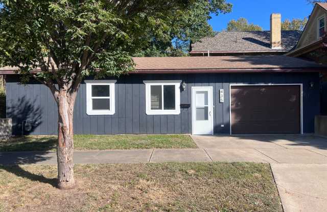 Fully renovated 2 bedroom unit with attached 1 car garage - 435 South 16th Street, Quincy, IL 62301