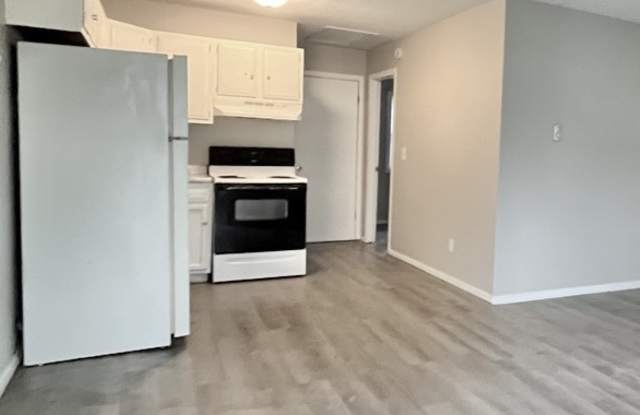 428 South Chanute Street - 2 photos photos