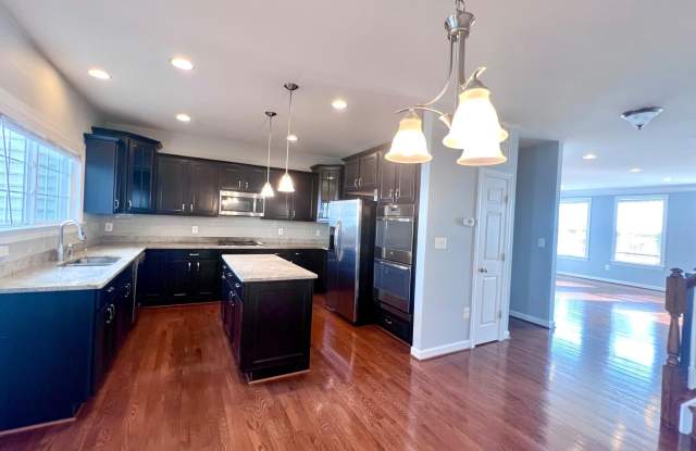 1542 KINNAIRD NE photos photos