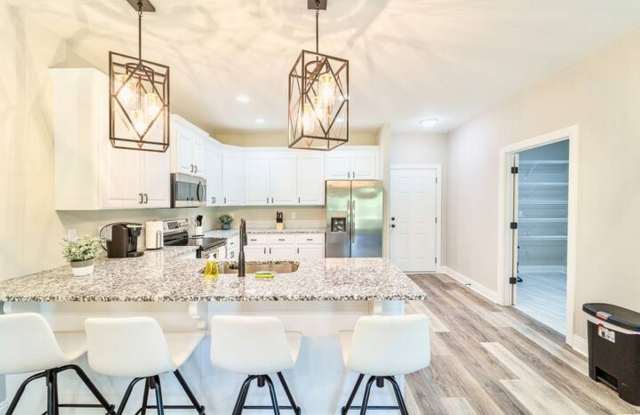 Fully Furnished Duplex for Rent! Available Now!!! Utilities included Gallery 4
