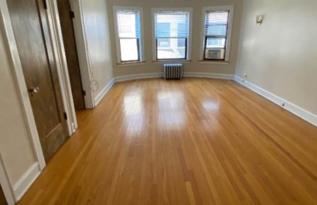 4521 North Paulina St. Gallery 4