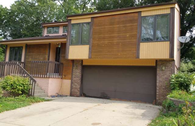 Spacious Four bedroom house in quiet NE Iowa City neighborhood - 1546 Buresh Avenue, Iowa City, IA 52245