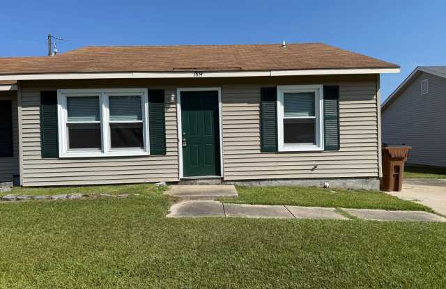 2 bedroom, 1 bath duplex. Gallery 1